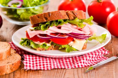 Sandviç ekmeği beyaz çanak üzerinde.