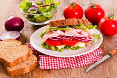 Sandviç ekmeği beyaz çanak üzerinde.