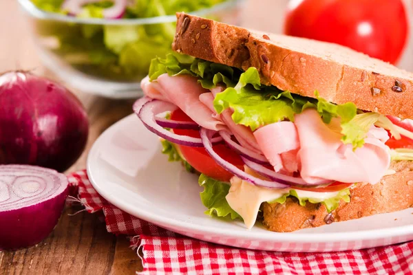 Sandviç ekmeği beyaz çanak üzerinde.