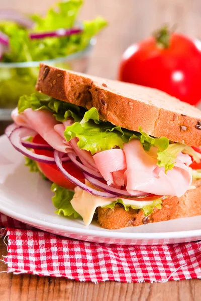 Sandviç ekmeği beyaz çanak üzerinde.