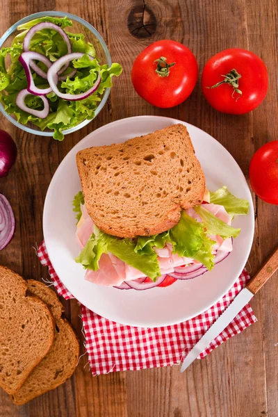 Sandviç ekmeği beyaz çanak üzerinde.
