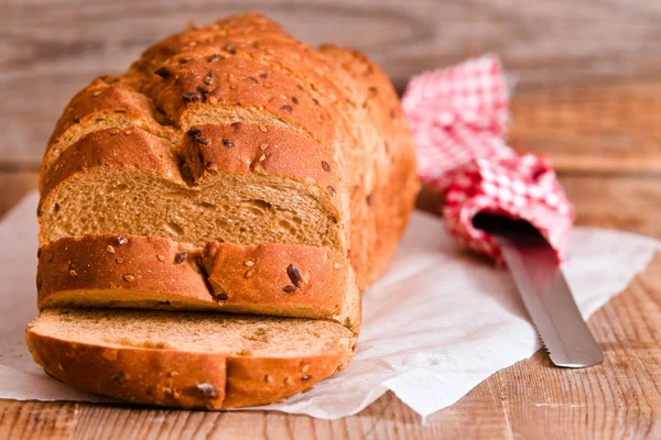 Vollkornbrot auf Backpapier. — Stockfoto