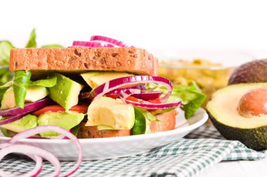 Sebzeli tost ile avokado. 