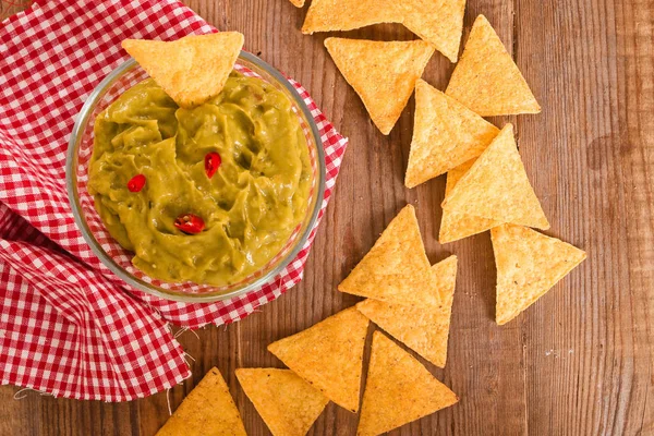 Guacamole y nacho chips . — Foto de Stock