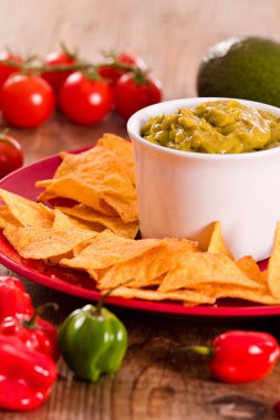 Guacamole ve nacho cips. 