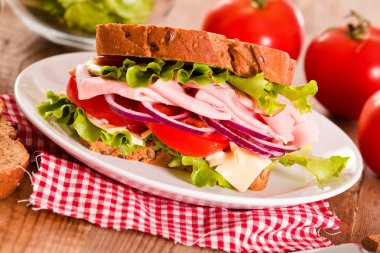 Sandviç ekmeği beyaz çanak üzerinde. 