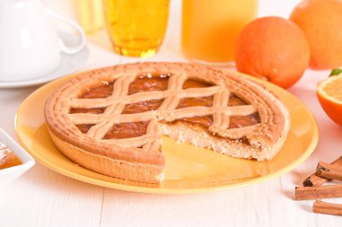 Sarı tabak üzerinde tart jam.