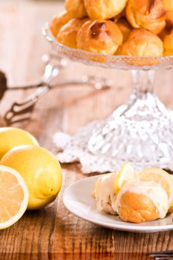 Beyaz çanak üzerinde limon profiterol. 