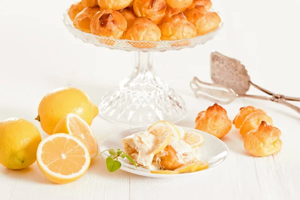 Beyaz çanak üzerinde limon profiterol. — Stok fotoğraf