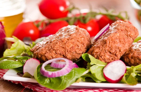 Polpette con insalata su piatto bianco . — Foto Stock