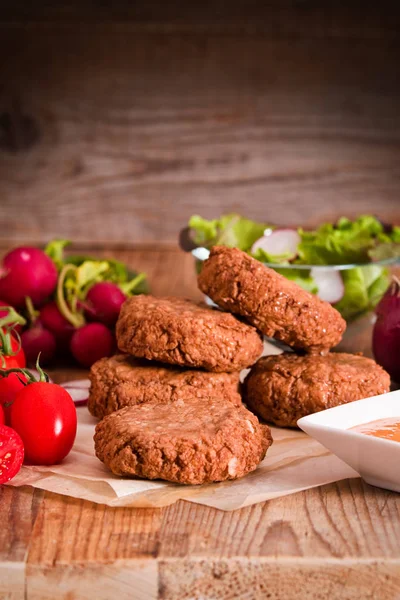 Gehaktballen met salade op papier bakken. — Stockfoto