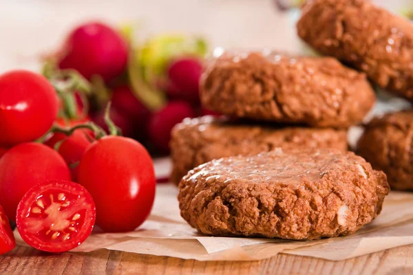 Köttbullar med sallad på bakplåtspapper. — Stockfoto