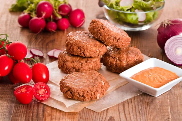 Frikadellen mit Salat auf Backpapier. — Stockfoto