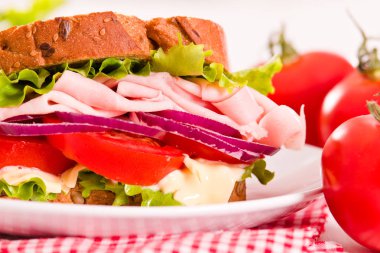 Sandviç ekmeği beyaz çanak üzerinde. 