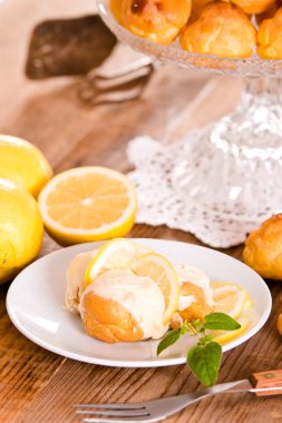 Beyaz çanak üzerinde limon profiterol. 