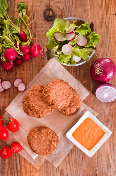 Gehaktballen met salade op papier bakken. — Stockfoto