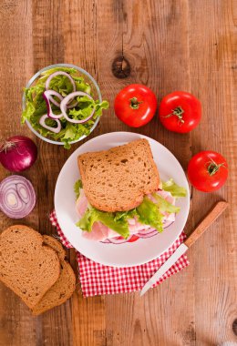 Sandviç ekmeği beyaz çanak üzerinde. 