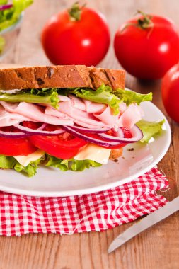 Sandviç ekmeği beyaz çanak üzerinde. 