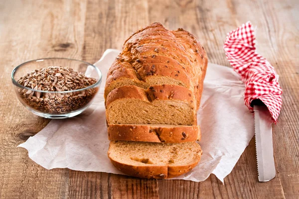 Teljes kiőrlésű kenyér, a papír sütés. — Stock Fotó