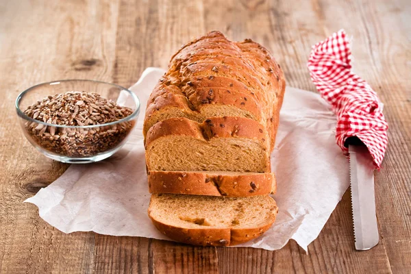 Vollkornbrot auf Backpapier. — Stockfoto