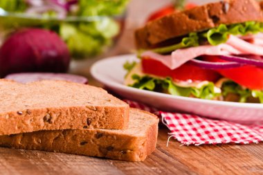 Sandviç ekmeği beyaz çanak üzerinde. 