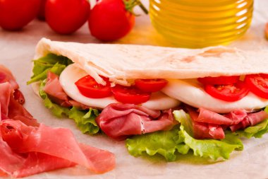 Jambon ve marul Piadina. 