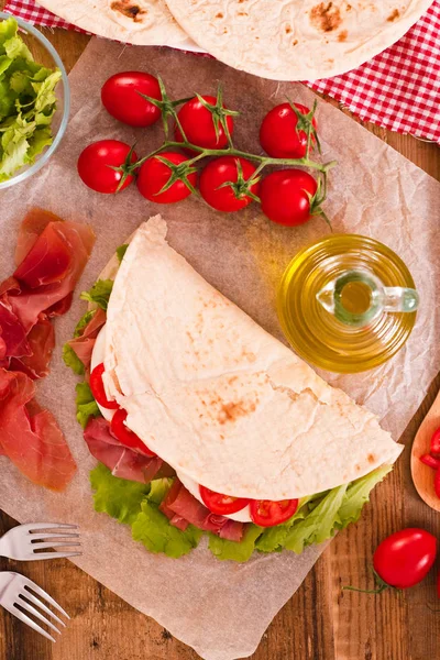 Piadina mit Schinken und Salat. — Stockfoto