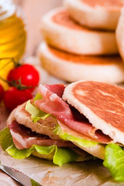 Jambon ve marul ile Tigella ekmek dolması. 