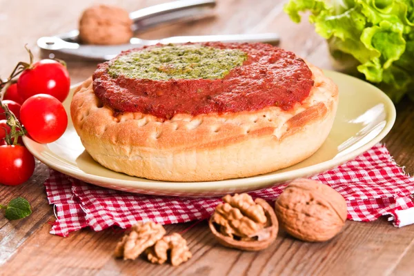 Calzone com nozes e mergulho . — Fotografia de Stock