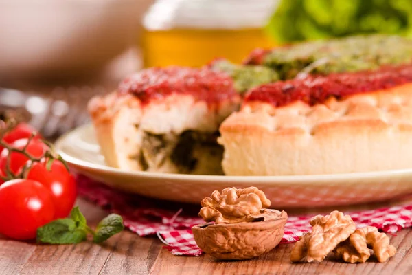 Calzone con noci e indivia . — Foto Stock