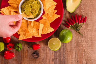 Guacamole ve nacho cips. 
