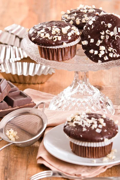 Choklad muffin på vita maträtt. — Stockfoto