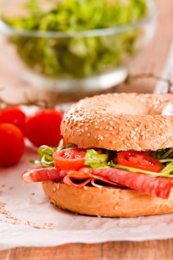 Susamlı simit biber ve domates ile. 