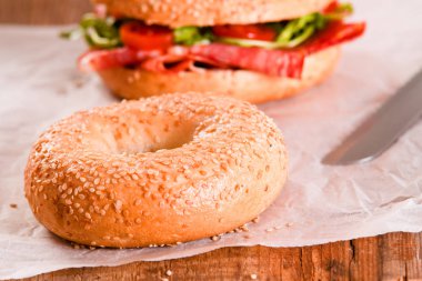 Susamlı simit biber ve domates ile. 