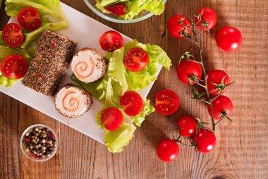 Keçi peynirli salata ve domates ile. 