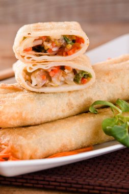 Beyaz tabak sebze böreği. 