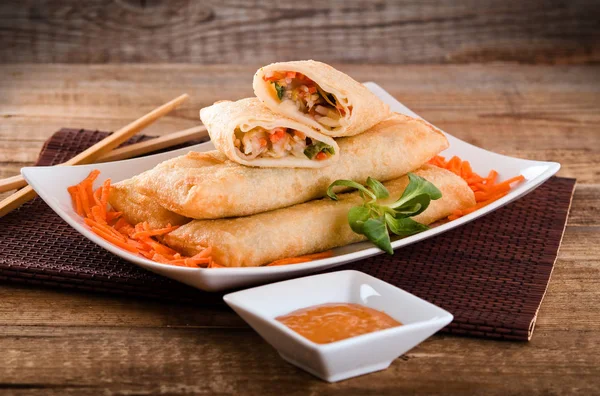 Beyaz tabak sebze böreği. 