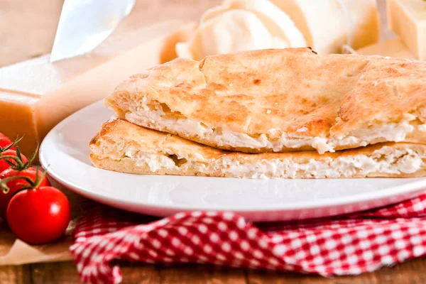 Focaccia chléb na jídlo, bílý sýr. — Stock fotografie