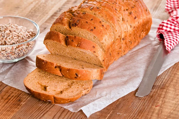 Vollkornbrot auf Backpapier. — Stockfoto