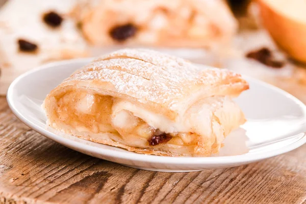 Beyaz çanak üzerinde Apple strudel. 