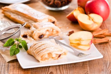 Beyaz çanak üzerinde Apple strudel. 