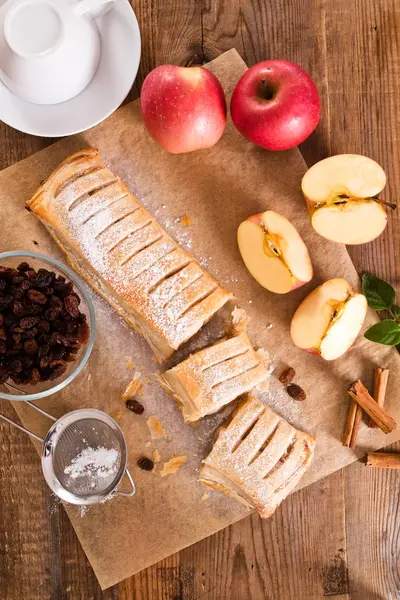 kagit üzerinde apple strudel. 