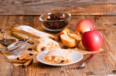 Beyaz çanak üzerinde Apple strudel. 