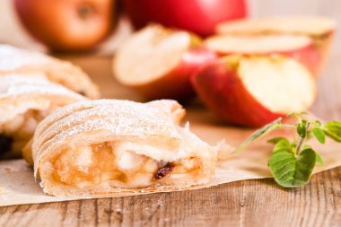 kagit üzerinde apple strudel. 