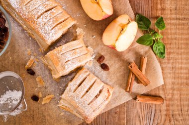 kagit üzerinde apple strudel. 