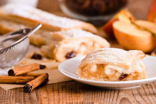 Apfelstrudel auf weißem Teller. — Stockfoto