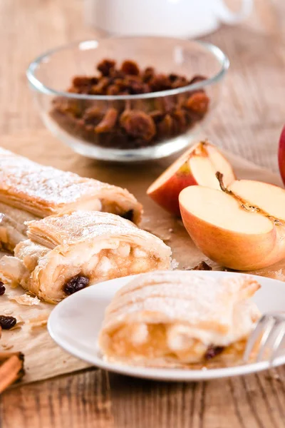 Apfelstrudel på vita maträtt. — Stockfoto