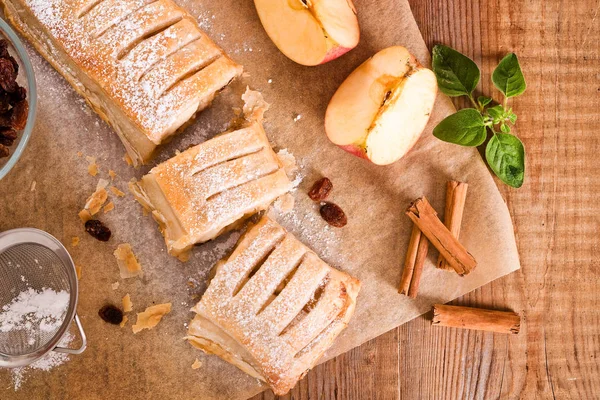 Strudel di mele su carta da forno . — Foto Stock