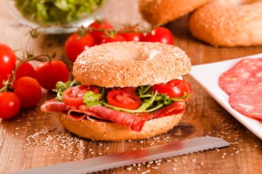 Susamlı simit biberli ve marul. 