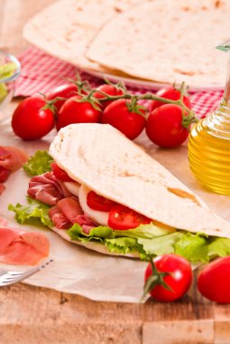 Jambon ve marul Piadina. 